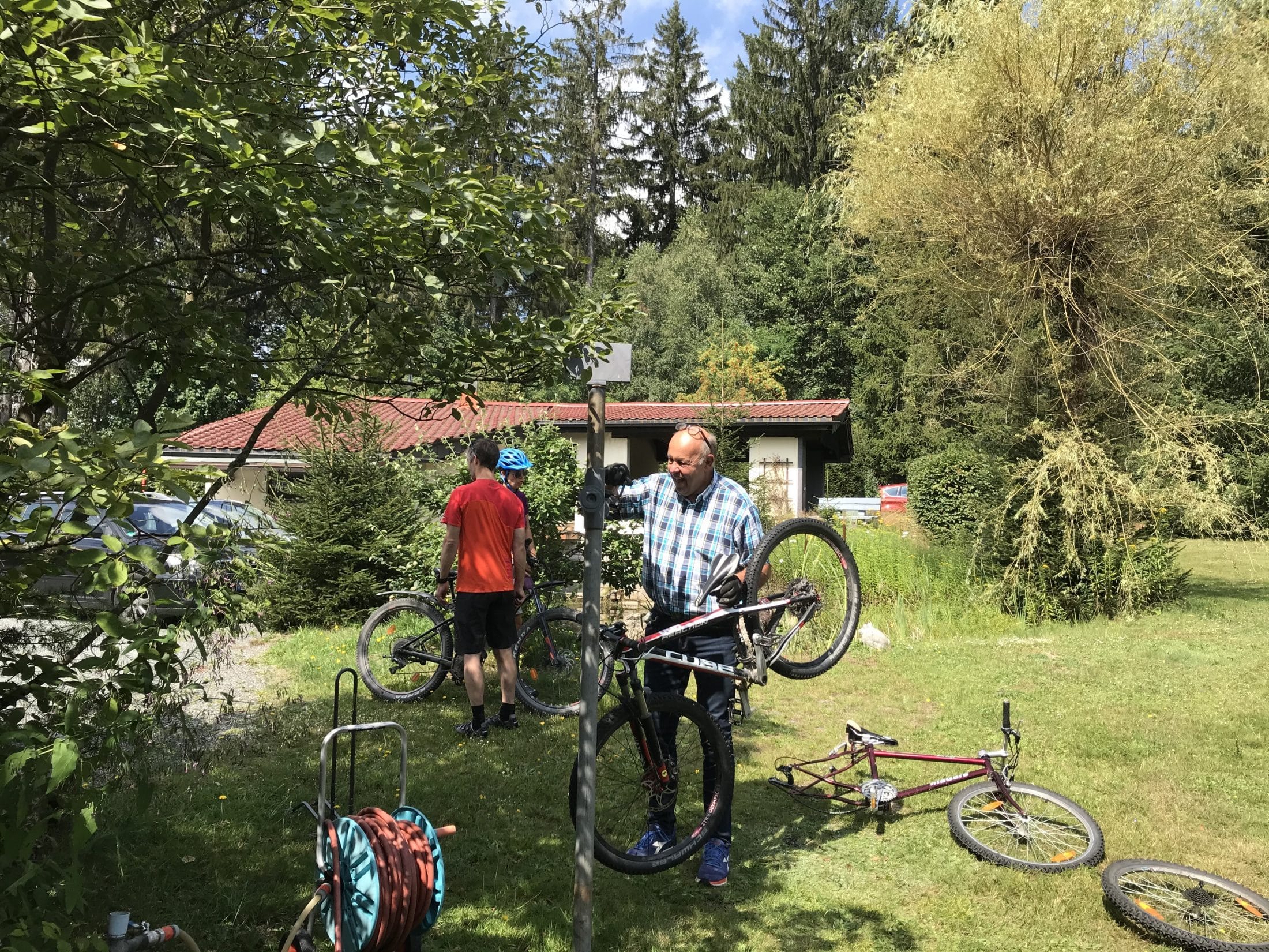 Bikehotel Barbara -Reparatur mit Radständer